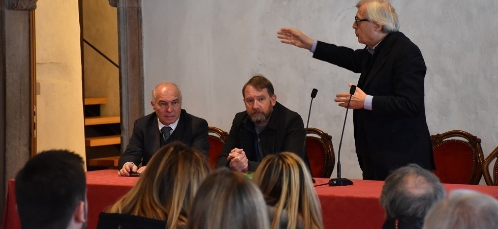 Sgarbi illustra la mostra di Castel Caldes agli operatori turistici della val di Sole